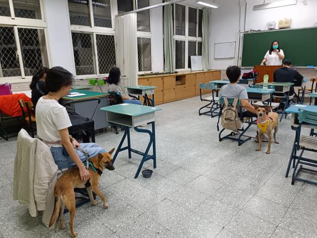 圖2.毛孩學院動態課程飼主可以帶狗狗一起上課