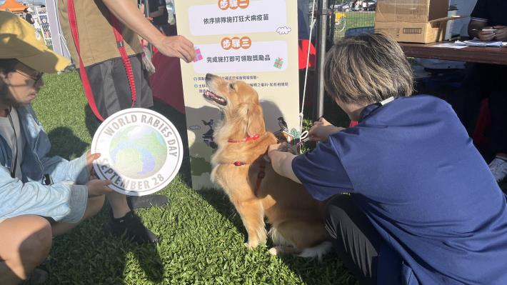 圖7.動保處於928世界狂犬病日，提供毛孩施打狂犬病疫苗服務