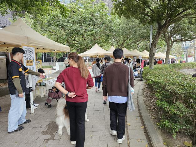 圖7、多家寵物食品與用品攤位組成熱鬧市集，吸引民眾帶毛孩同樂