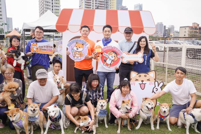 圖3、市長與毛爸媽及毛孩一同完成「狗狗春遊趣」集章活動