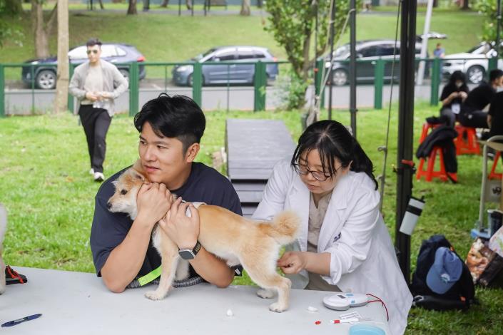圖4、北市動保處提供毛孩免費狂犬病預防注射與寵物登記服務。