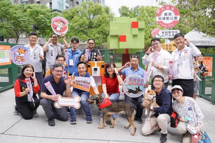 圖2、林奕華副市長與民眾一同體驗「寶湖狗運動公園」。