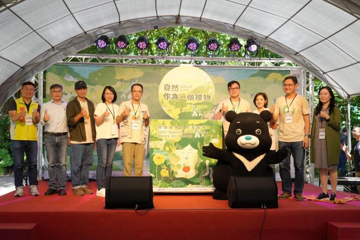 1. Commissioner of the Department of Economic Development, Taipei City Government, Chun-An, Chen attending the opening ceremony of the Guandu International Nature Art Festival on September 10, posing for a 