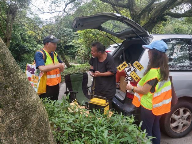 Photo 4 Volunteer teachers guiding tourists at Macao Floral Village