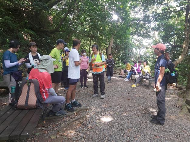 Photo 1 Volunteer teachers guiding Hong Kong tourists on the Tianmu Old Trail