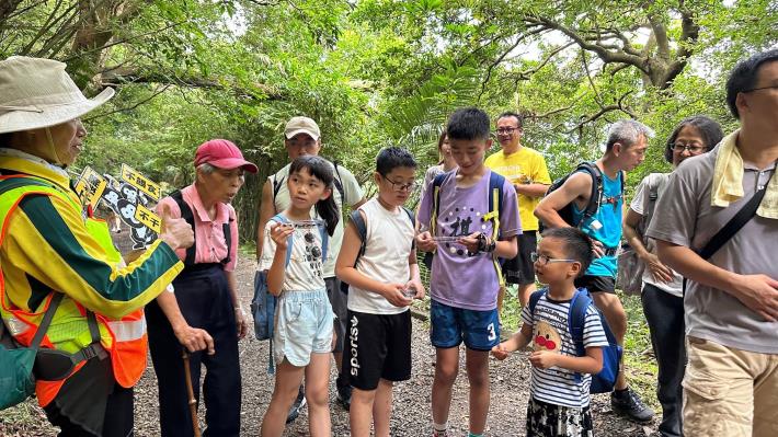 Photo 2 Volunteer teachers guiding hikers on the Tianmu Old Trail