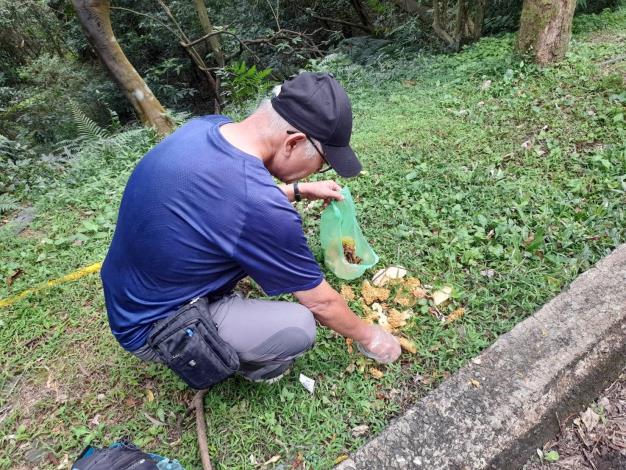 Photo 3 Volunteer teachers cleaning up discarded instant noodles and fruit near Macao roads