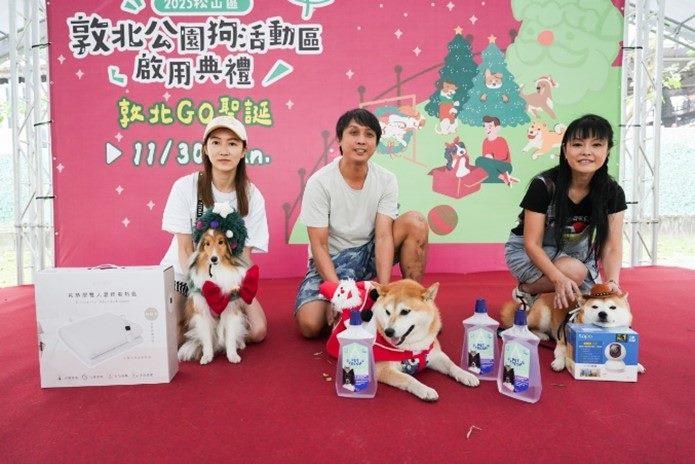 Photo3. Pets and their owners dressed up together to enjoy the Christmas spirit early