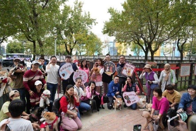 Photo2. Comissioner Chun-An Chen, Director Ying-Hao Chen, Director Chao-Yuan Cheng, Taipei city councilors, Village chief Mei-shu  Lai, and other guests joined the public in celebrating at the Dunbei Park Dog Off-Leash Area