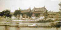 大約 1930 年攝於臺北孔廟前景，圖中只見儀門、東西兩廡、大成殿及崇聖祠。前面仍為空地、櫺星門及萬仞宮牆尚未修建。