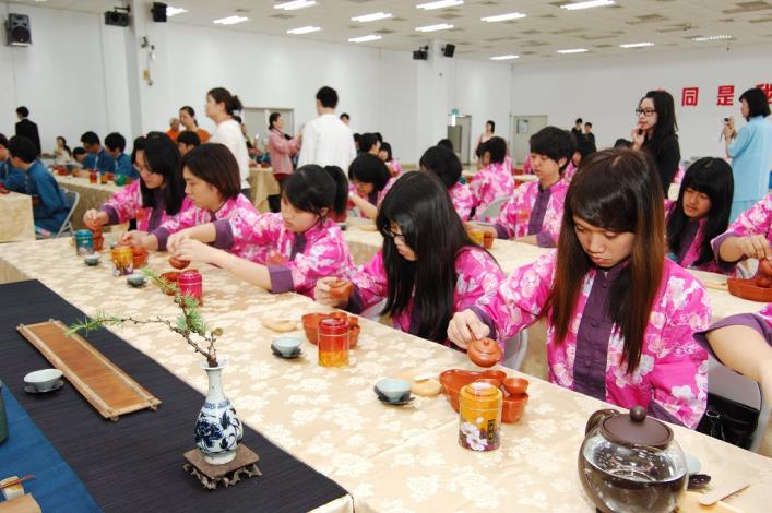 1.成年禮生進行茶道教學