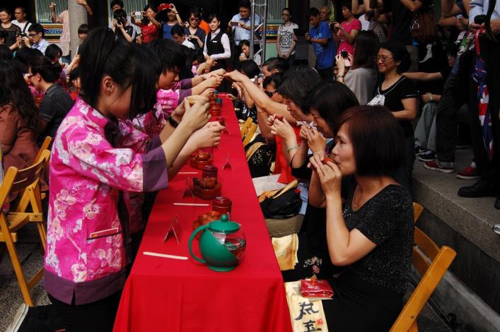 2.成年禮生向父母親奉上一杯暖茶