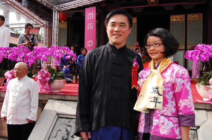 4.郝市長為成年禮生代表繫上成年領巾