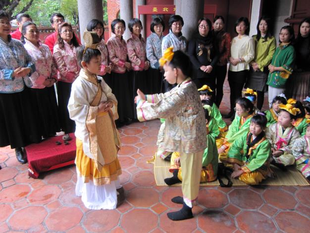 林宸緯小朋友演出童子的角色，通報孔子魯國公孫大夫前來請益的情形。
