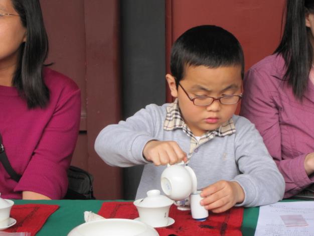 小朋友專注練習如何泡出好喝的茶