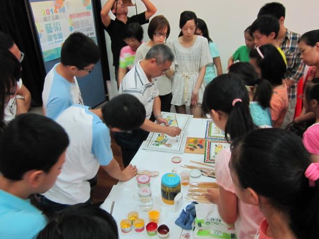 陳文俊老師示範傳統彩繪填彩的退暈技法