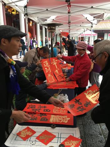 民眾排隊索取現場揮毫具書香味的春聯.JPG