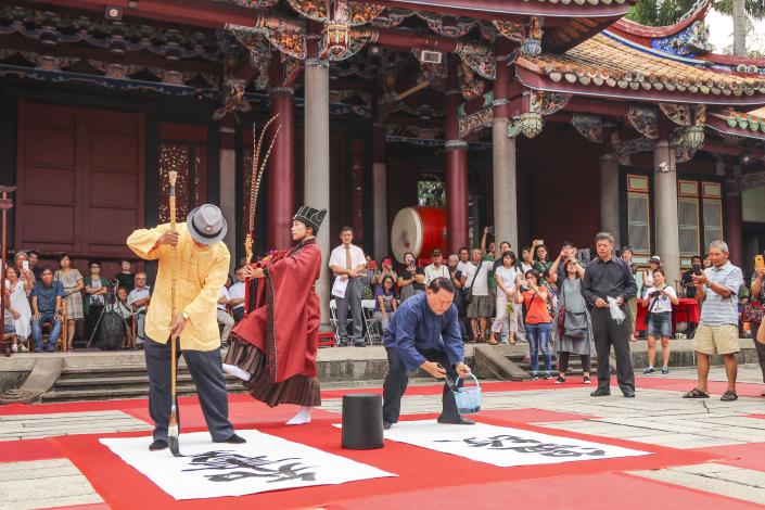 首演墨中有字，字中有舞的「筆歌墨舞」