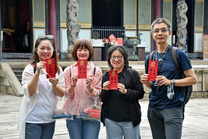 家長為考生祈福，加油打氣