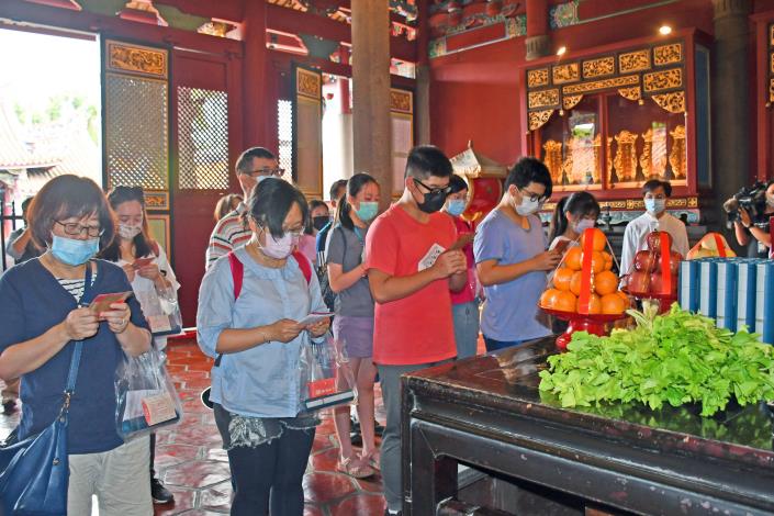 大成殿內誠心祝告祈福