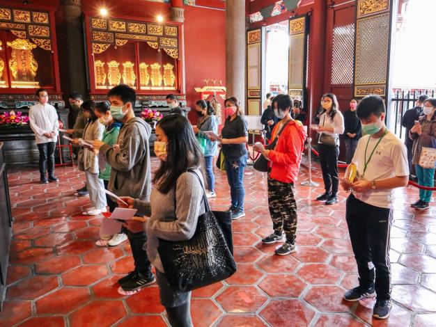 大成殿內誠心祝禱祈求考試順利