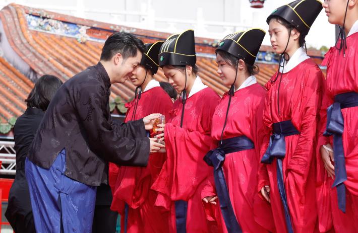 市長頒發佾樂雙冠王給重慶國中同學