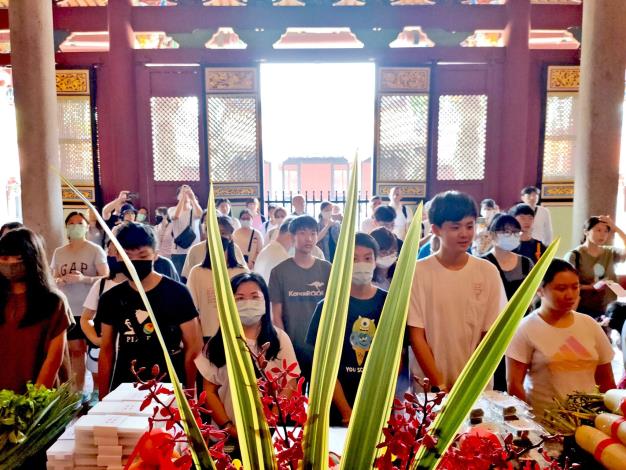 考生們在大成殿祈禱金榜題名