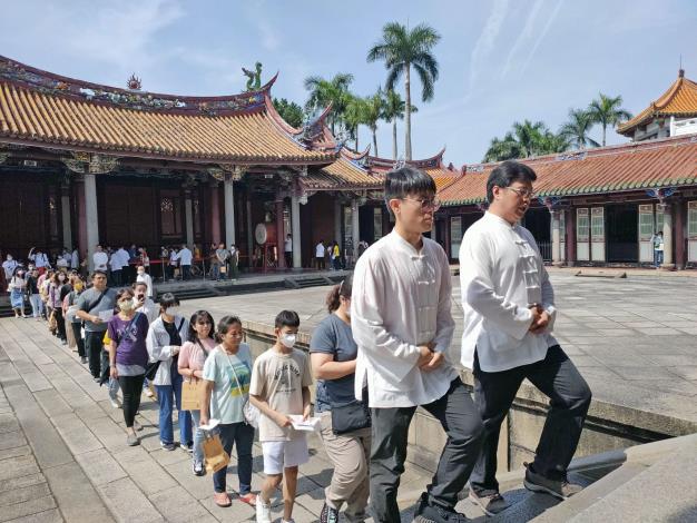 由祭孔資深禮生引領進大成殿祝禱祈福