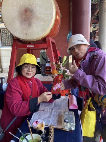 索取書法祈福卡民眾開心