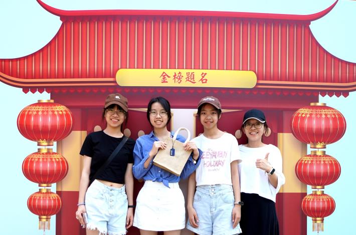 2025登科及第．考生祈福活動考生後與家長拍照fb打卡.JPG