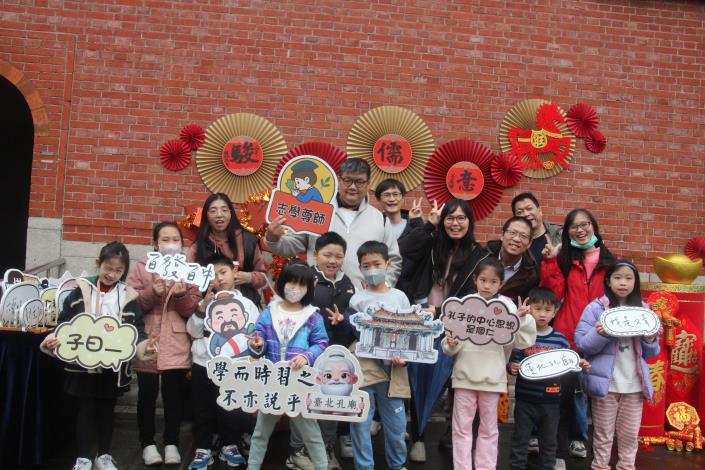 115年1月31日眾多遊客參與孔廟「新春揮毫」活動歡喜留影.JPG