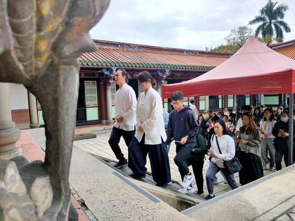 禮生引考生祈福