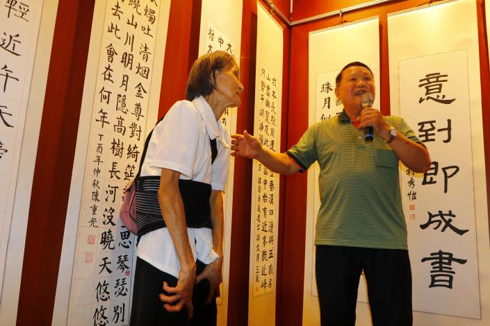 76歲阿嬤從不缺課學習，展出作品為大唐中興頌