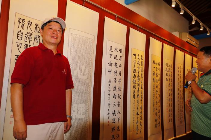 書法班的班長，參與學習13年，此次展出抄寫12遍之鏤空書法-心經，共計3120字