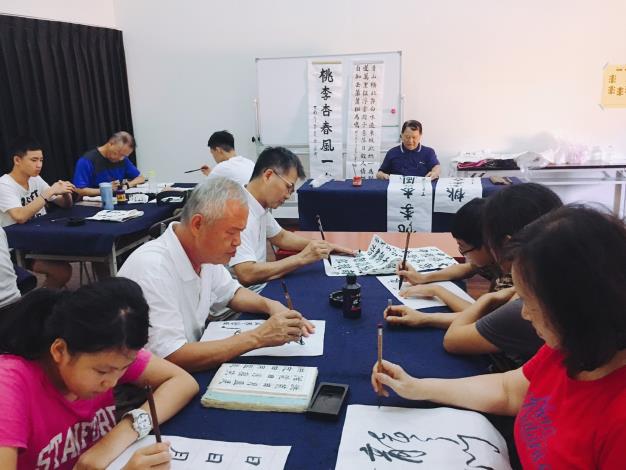 書法班學員們上課專心書寫與練習