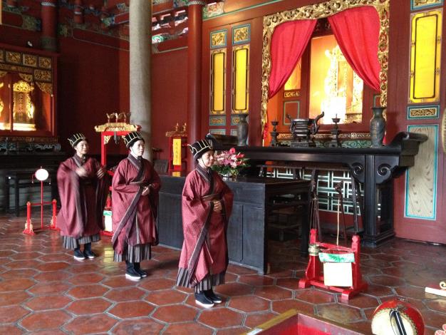巡香儀式禮敬至聖先師孔子、四配與十二哲