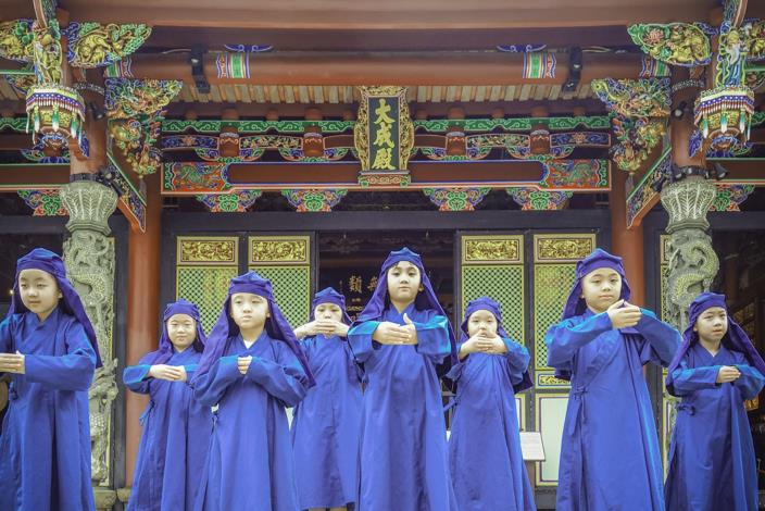 戴幅巾穿長衫習揖禮