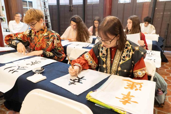 國際交換學生揮毫書寫體驗漢風文化-書藝文美