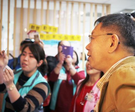 柯市長與志工媽媽參加稱謂挑戰賽