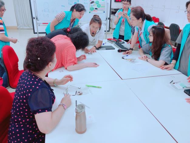 老師示範教學中