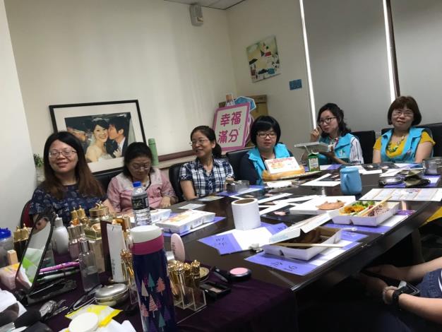 志工媽媽認真做筆記中