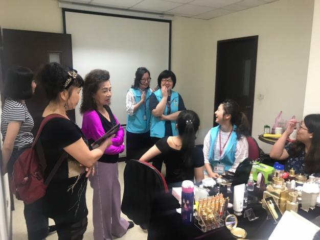 志工媽媽好奇老師怎麼化妝的