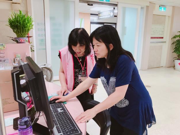 志工協助民眾投票