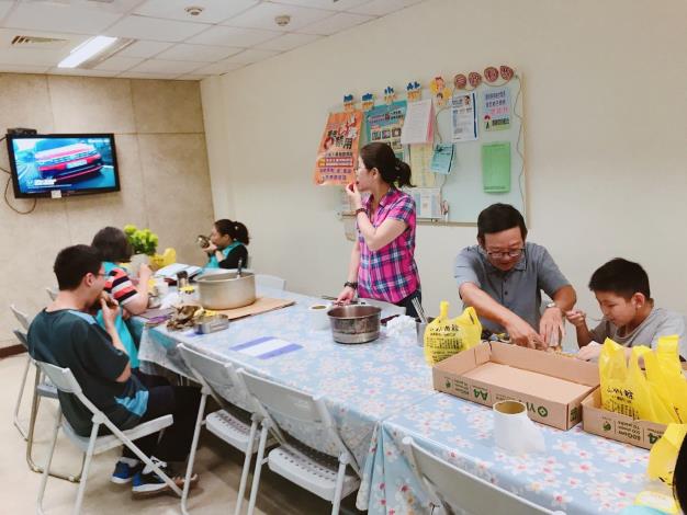 志工安董哥帶孫子來一起享用美味的粽子