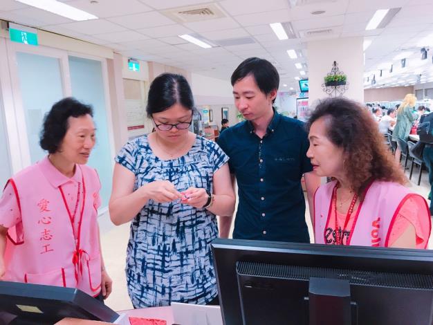 志工媽媽們也很好奇耶