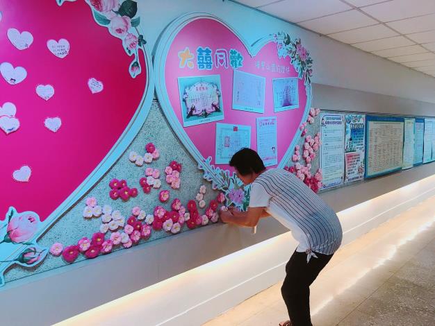 細心的志工媽媽發現花花掉下來了