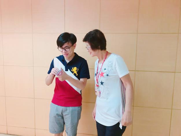 志工引導貼愛的小卡