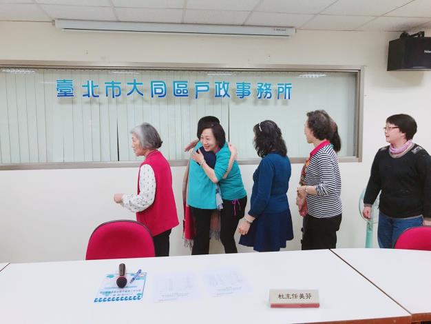 歡送主任輪流抱抱