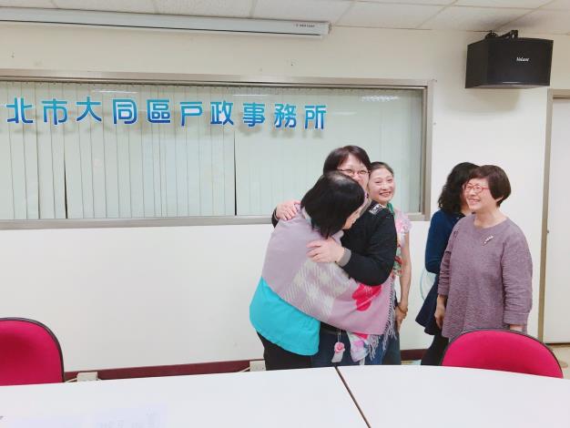 終於輪到我抱了