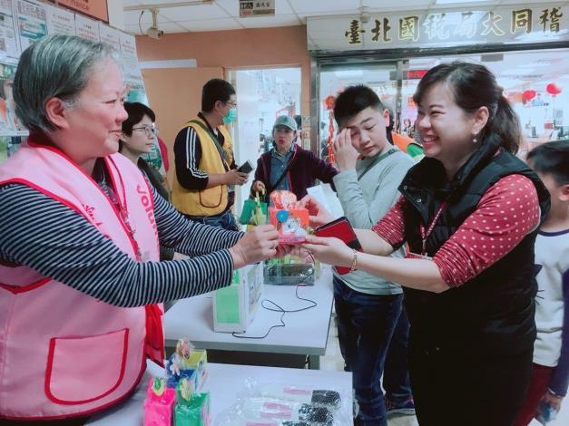 拿到筆筒好開心